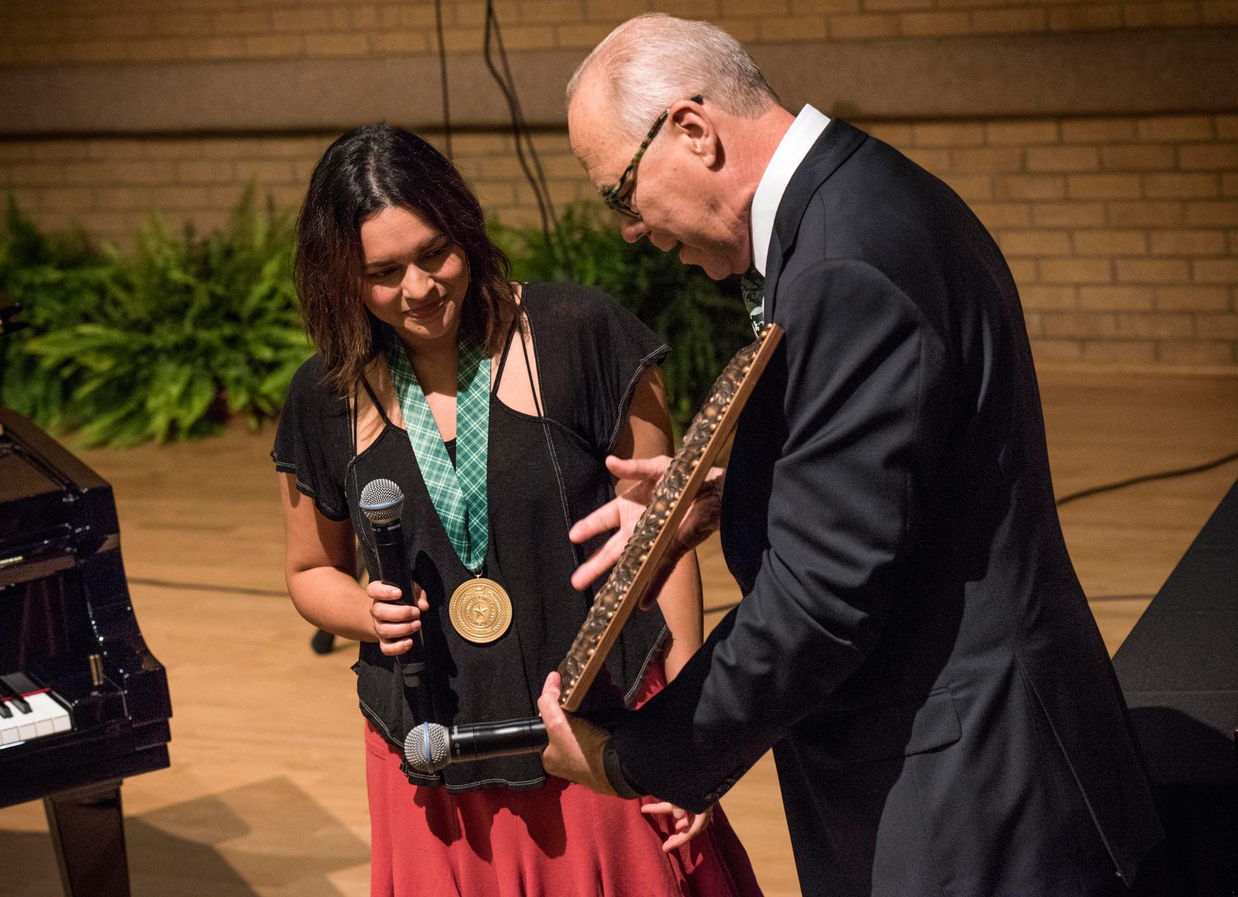 Alumna Norah Jones receives the Presidential Medal of Honor from UNT President Neal Smatresk in 2016.