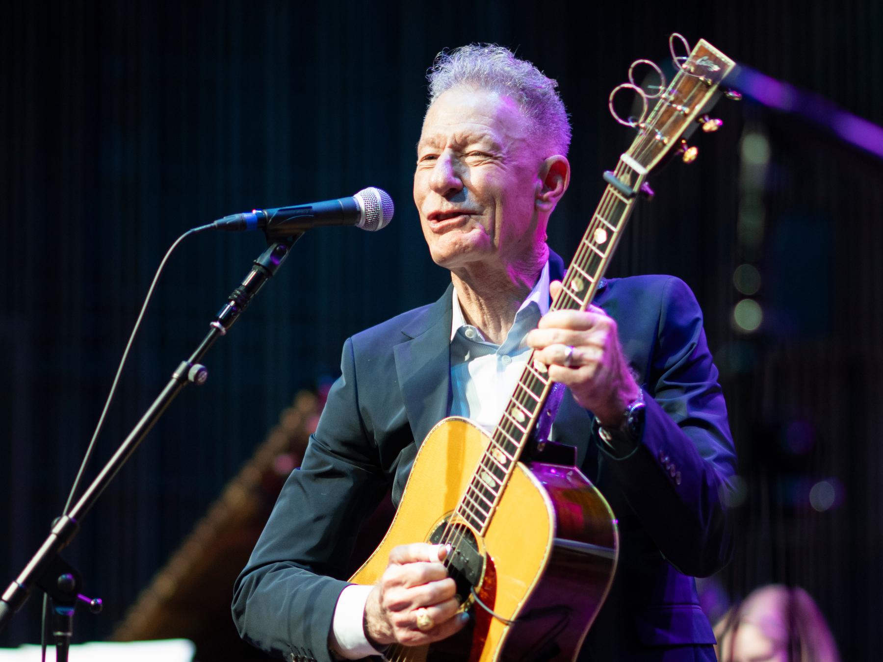 Lyle Lovett Performing