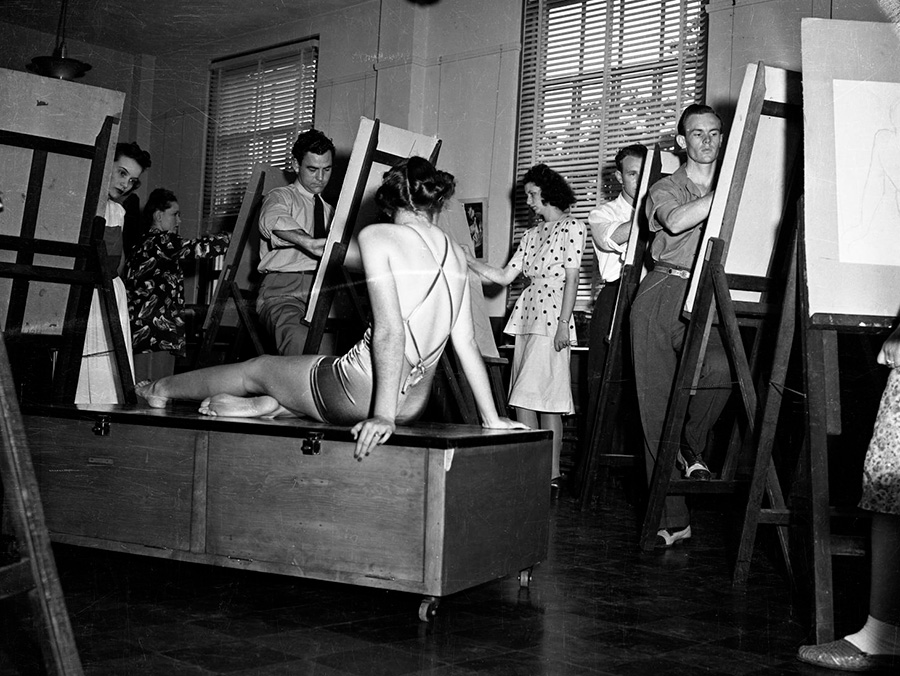 A black and white photo of a figure drawing class from 1942