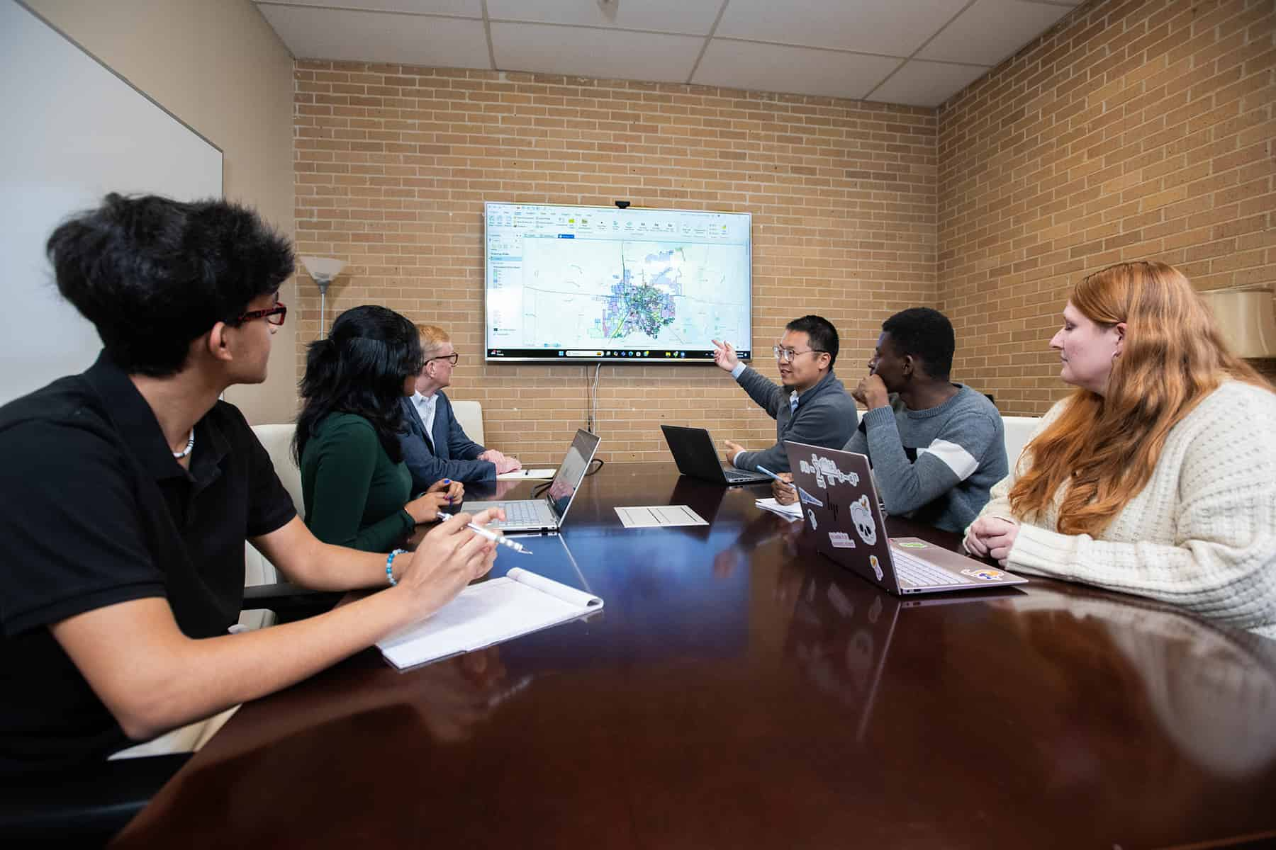 Dr. Yang Zhou and Dr. Michael Carroll discuss the Texas Zoning Atlas with student researchers