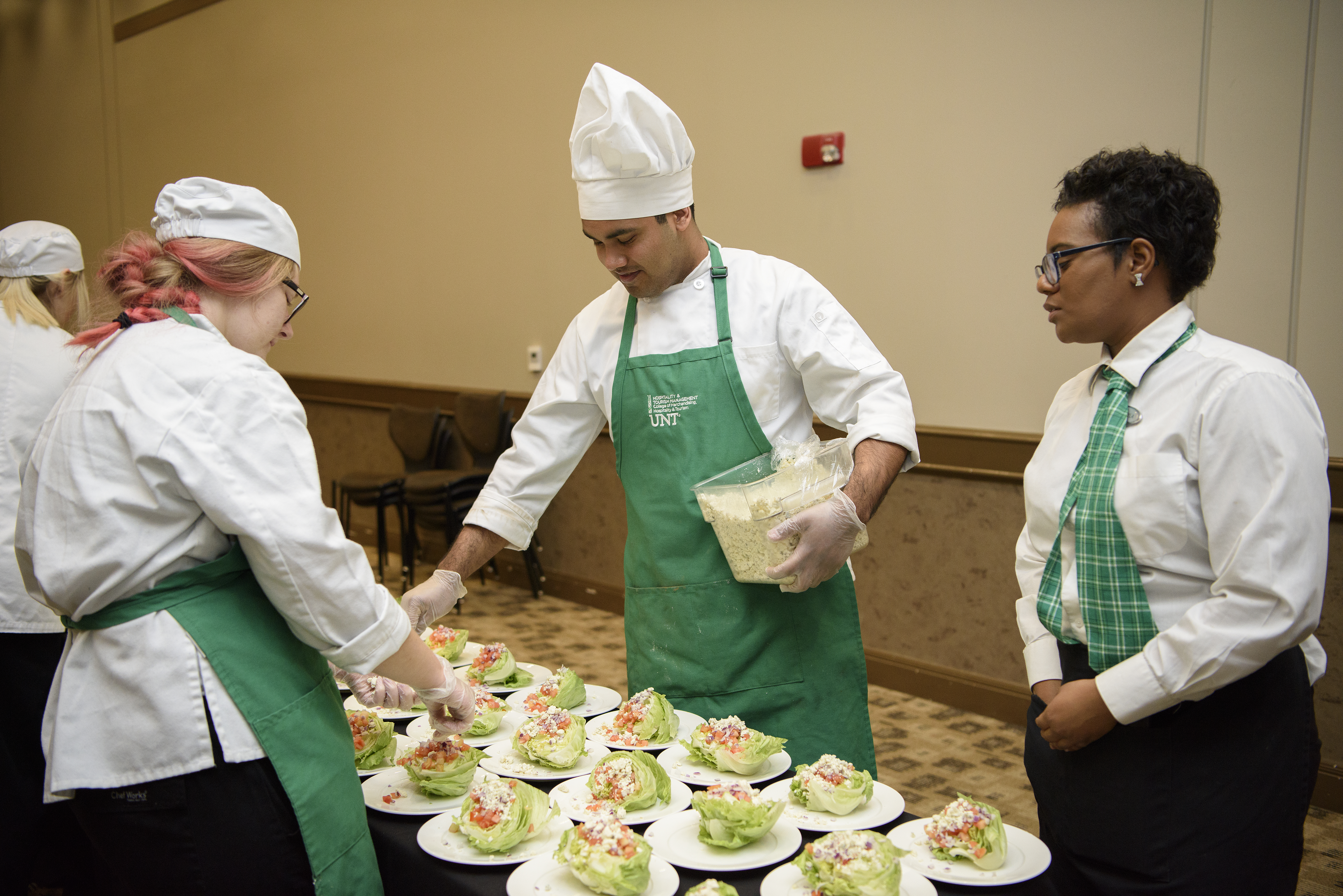 Students at UNT’s Club at Gateway prepare three-course meals during Guest Chef Day Fall 2017. 