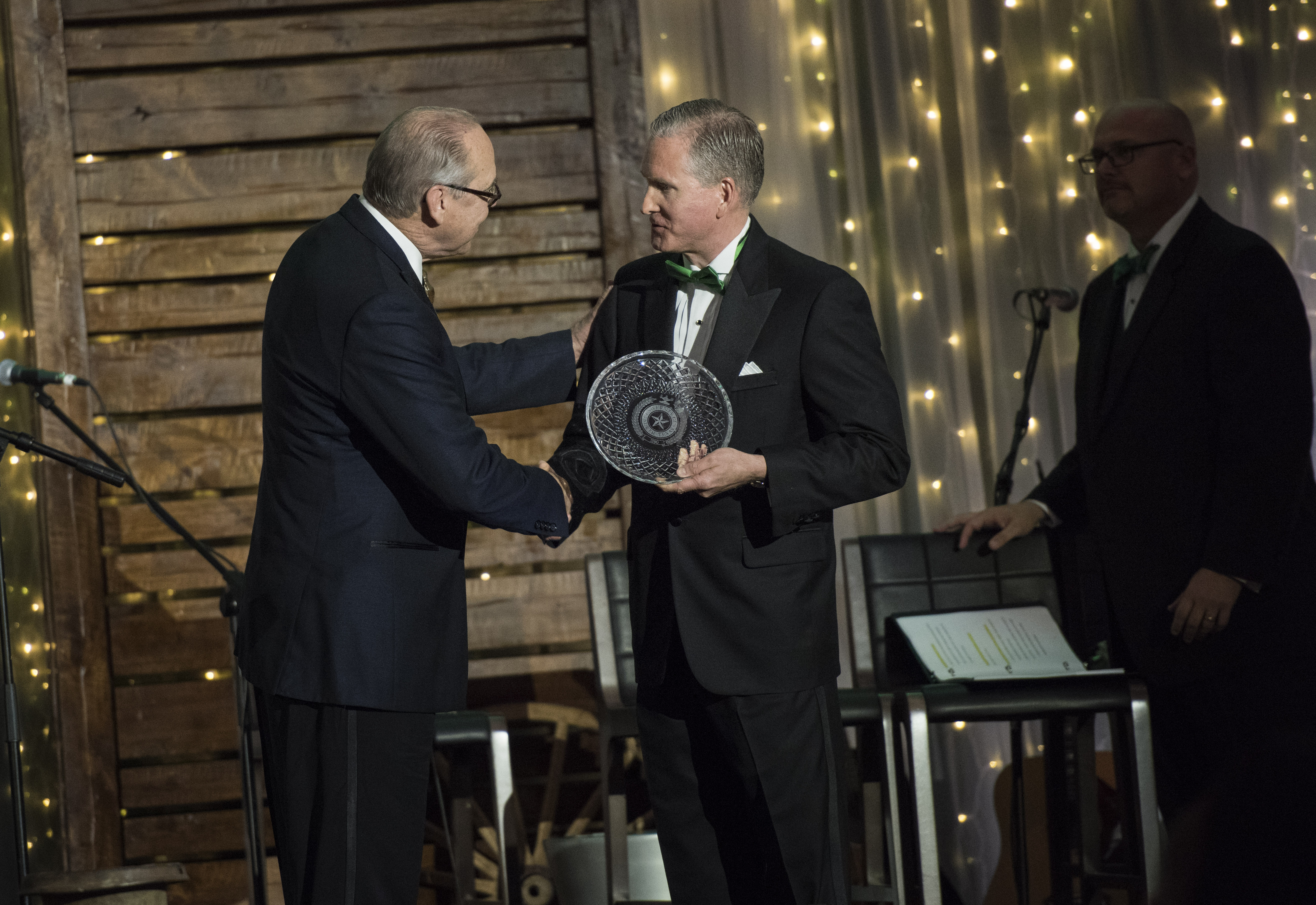 UNT alumnus presented with the 2017 Wings of Eagles Presidential Award